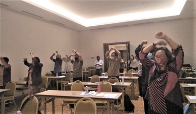 Melepas kepenatan  dengan joget bersama di iringi lagu kewer-kewer--